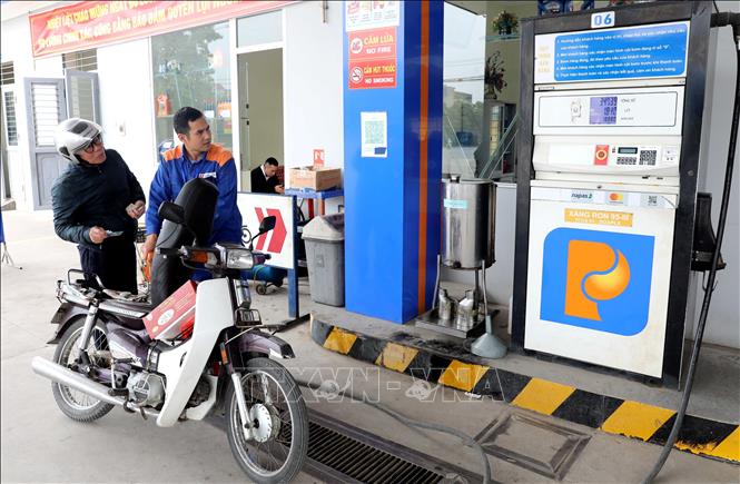 100% cột bơm của Công ty TNHH Một thành viên Petrolimex Hưng Yên được kết nối với hệ thống phần mềm, bảo đảm dữ liệu bán hàng được truyền về trung tâm quản lý và đáp ứng yêu cầu của cơ quan thuế và cơ quan quản lý nhà nước. (Ảnh: Thế Duyệt /TTXVN)